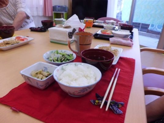 食事風景と配膳された食卓
