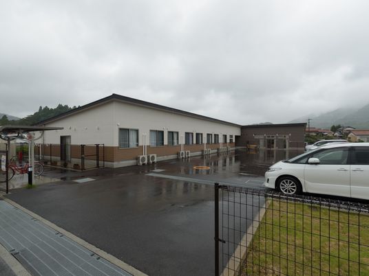 雨の日の施設外観