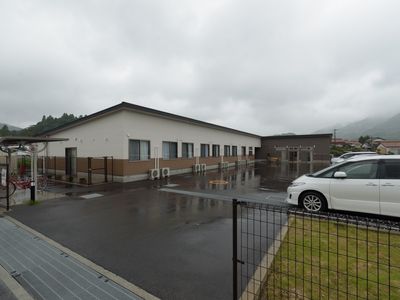 雨の日の施設外観
