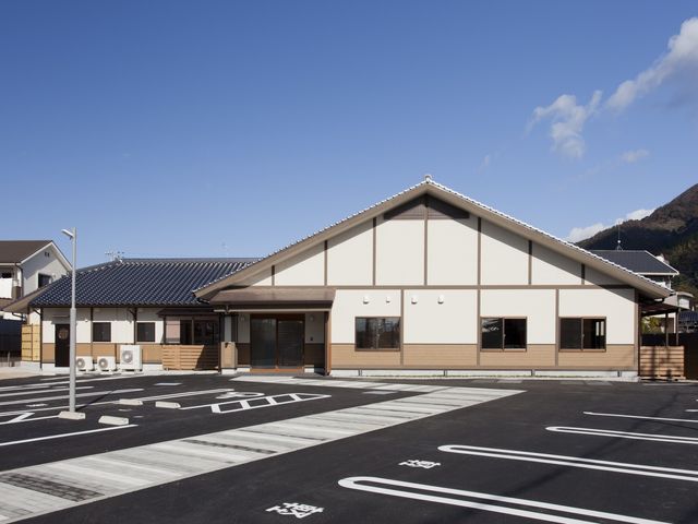 ゆったりとした外観 外観 広々とした駐車スペースがあり、通勤や来客時にも便利です。洗練されたデザインの建物です。