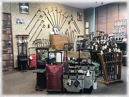 杖が並ぶ室内展示  