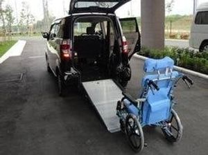 送迎用車両と車いす  