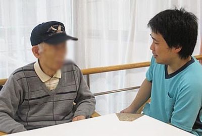 対話する様子の居室  
