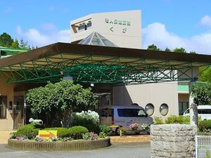 緑豊かな施設の外観