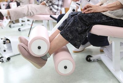 脚のトレーニング中の機能訓練室