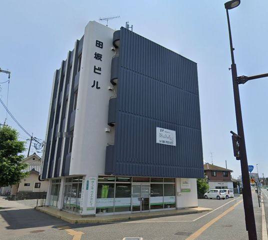 大きな建物の外観