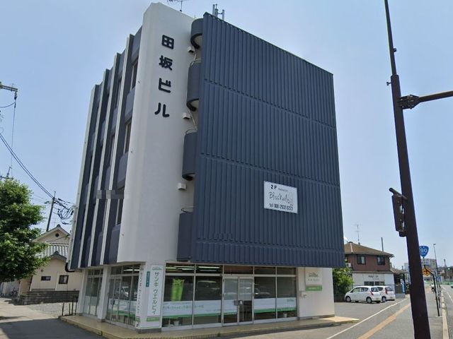 大きな建物の外観 外観 視認性に優れた洗練されたデザインの建物です。通りに面しておりアクセスも良好です。
