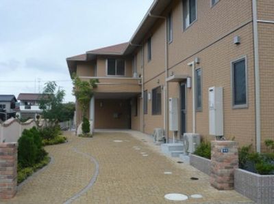 レンガ風の建物外観