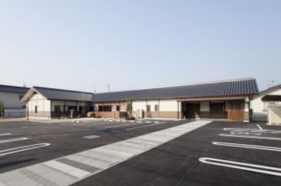 駐車場がある施設外観
