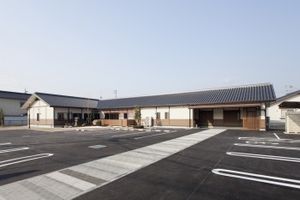 青空と広い駐車場の建物
