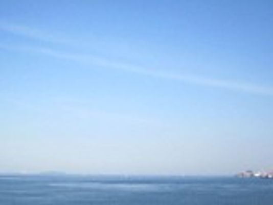 透き通る海