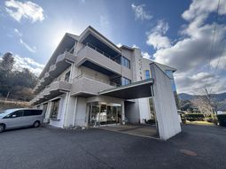青空の下の建物外観
