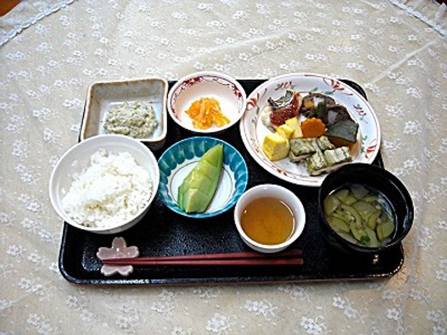 食事の例 食堂 栄養バランスに配慮した料理を提供し、利用者様の健康に寄り添う食事が特徴です。
