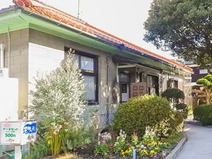庭のある外観