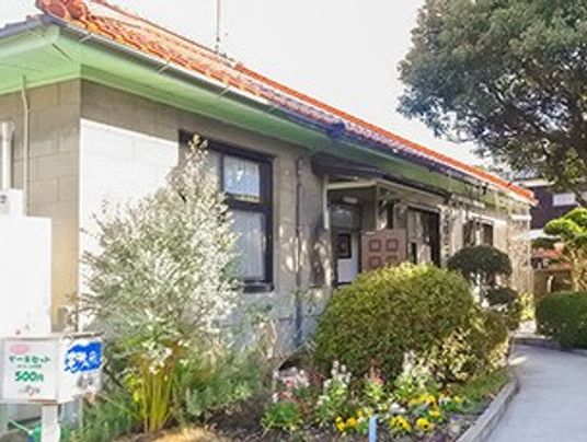 庭のある外観