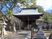 静かな中庭の神社
