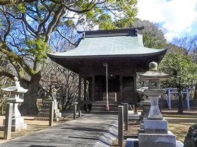静かな中庭の神社