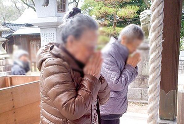 お参りする人々