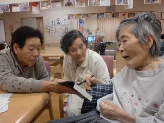 高齢者が集うリビング