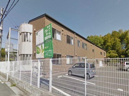 緑の看板のある建物正面