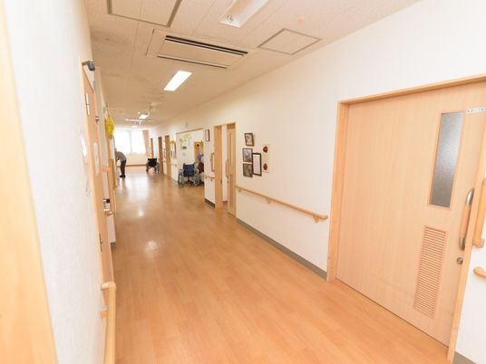 明るい廊下と掲示物