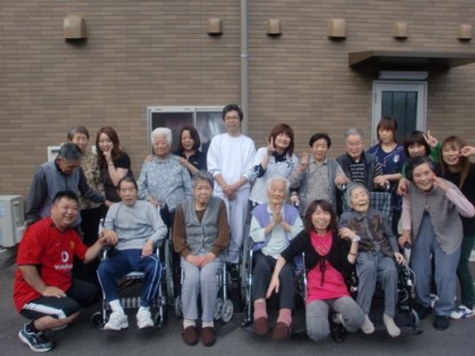 笑顔のスタッフと利用者