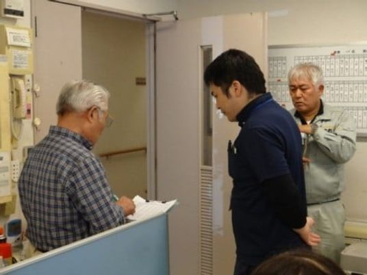 職員が話す廊下  