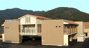 山を背景にした建物の外観