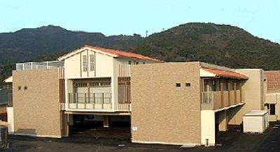 山を背景にした建物の外観