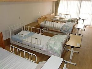 明るい居室のベッド