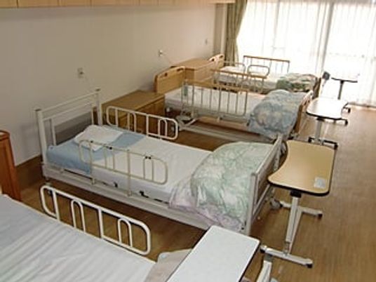 明るい居室のベッド