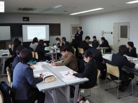会議室で説明を聞く人たち