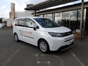 送迎車が停車する外観  