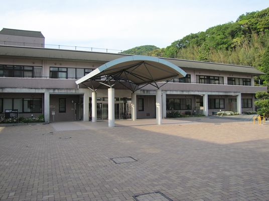 大きな建物の外観