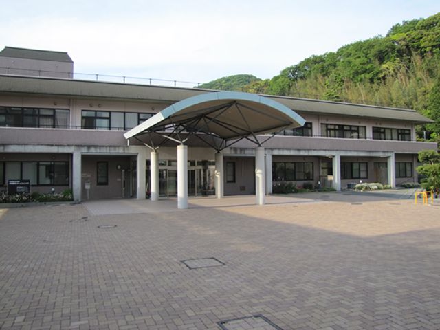 大きな建物の外観 外観 広々としたエントランスがある建物は、働く環境が充実している印象です。