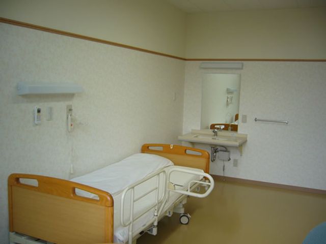 シンプルな居室 居室 ナチュラルな雰囲気の居室です。介護ベッドが設置され、使いやすい設備が整っています。