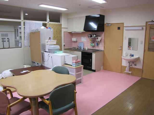 明るいキッチン居室 居室 広々としたキッチンを備えた居室です。明るいスペースで快適に過ごせます。