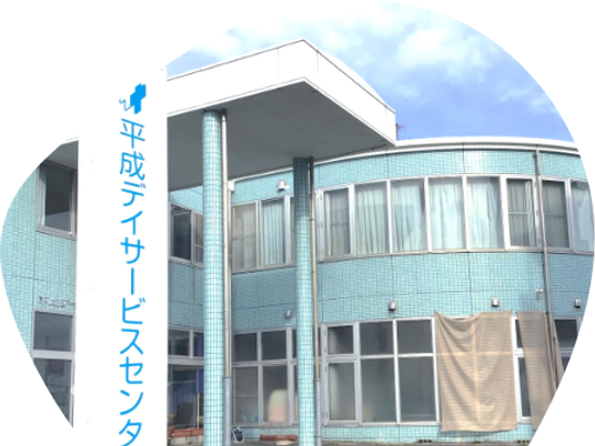青い外壁の建物外観  