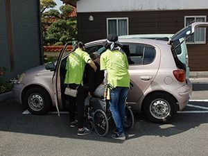 車と介助の様子