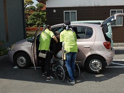 車と介助の様子