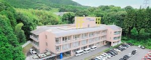 緑に囲まれた建物の外観