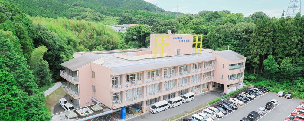 緑に囲まれた建物の外観