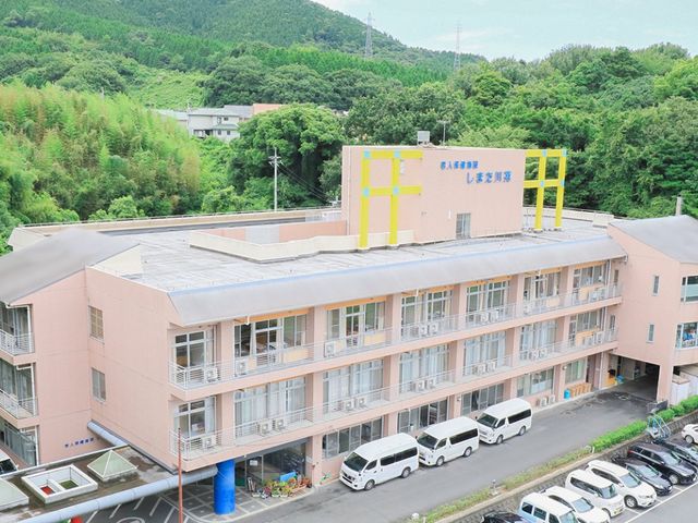 緑に囲まれた建物の外観 外観 自然に囲まれた環境で働くことができる施設の魅力を体感してください。