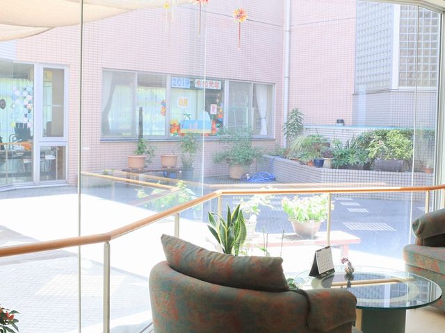 窓辺のある中庭 中庭 明るい自然光が差し込む、中庭に面したリラックススペースです。親しみやすい雰囲気があります。