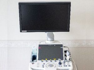 検査機器とモニターのある部屋  