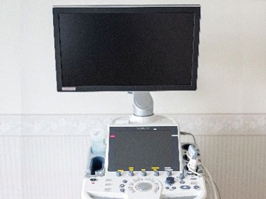 検査機器とモニターのある部屋  
