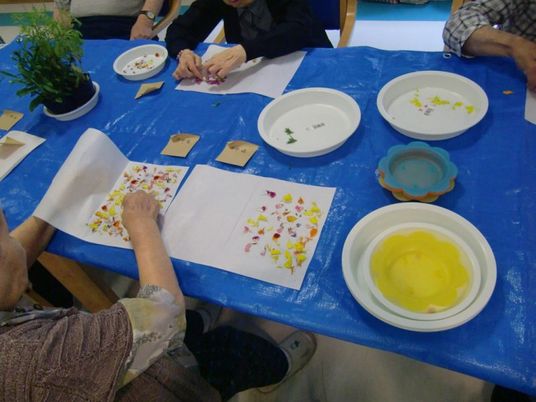 手作業を楽しむ様子