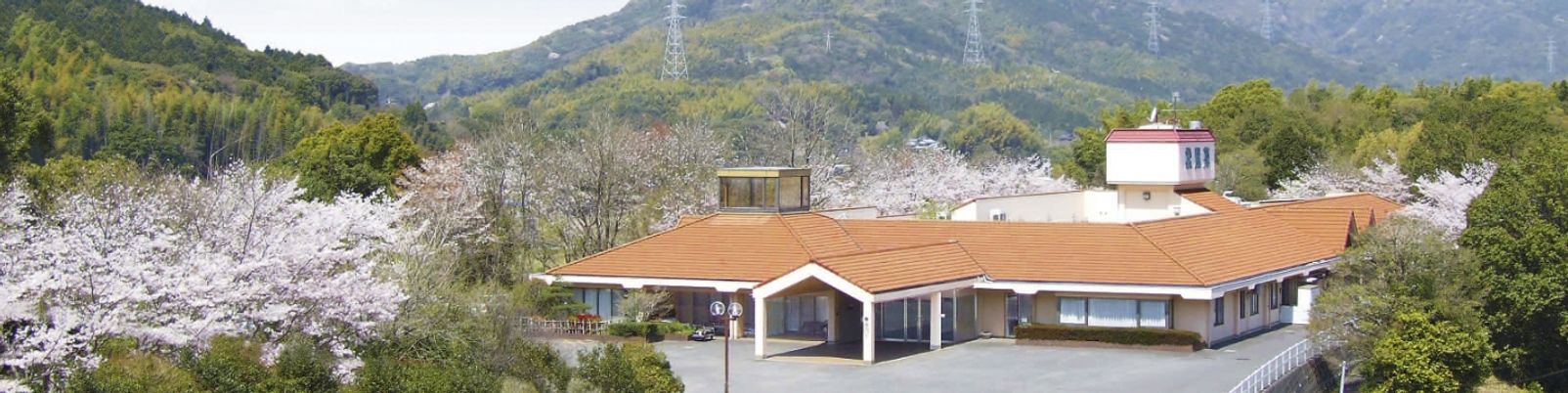 自然に囲まれた建物外観