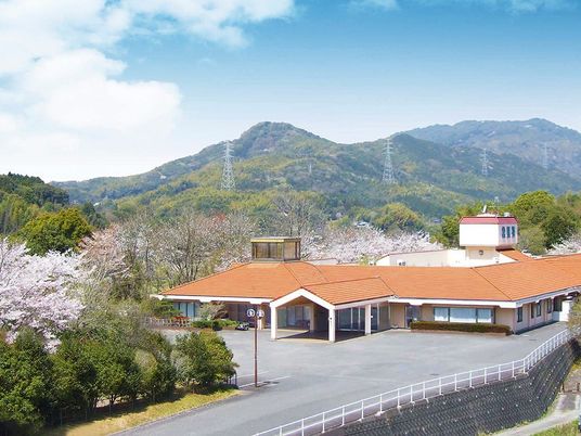 山を望む施設外観  