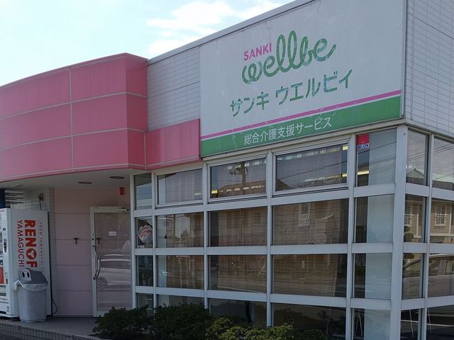 コンパクトな外観 外観 開放的な窓が特徴の建物です。天候を問わず、明るい環境で働けます。